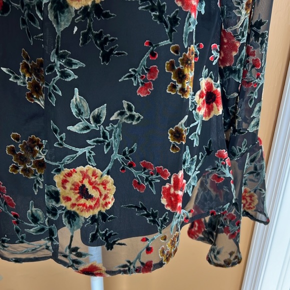 June and Hudson - Black-shear top with velvet floral design.  Size extra large. - Picture 8 of 11